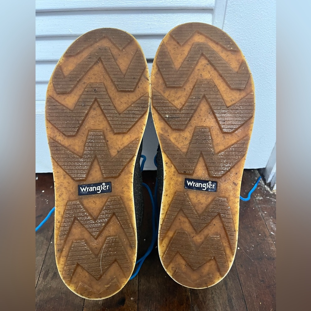 Wrangler Textured Casual Shoes with Blue Laces - Picture 3 of 4